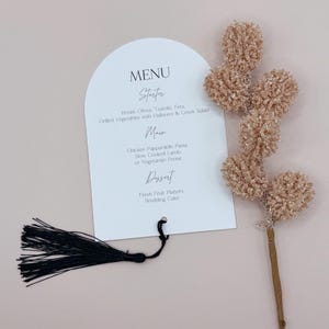 Tarjetas de menú de boda, tarjetas de menú modernas, menú arqueado, menú de boda con caligrafía