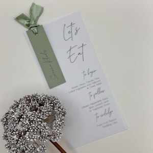 Menú de boda, menú de boda personalizado, tarjeta de menú con tarjeta de lugar, detalles de boda, etiquetas de nombre, menú verde salvia con cinta