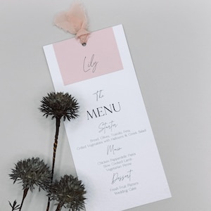 Trouwmenu, gepersonaliseerd trouwmenu, menukaart met plaatskaartje, trouwdetails, naamkaartjes, roze menu met lint, couvert tafel