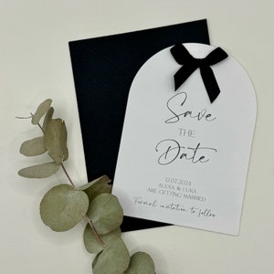 Arch Save the Date-kaart met zwarte strik – moderne minimalistische huwelijksaankondiging | Zwart-wit elegant ontwerp | Gedrukt
