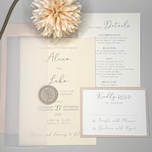Invitación de boda en tono neutro con sello de cera