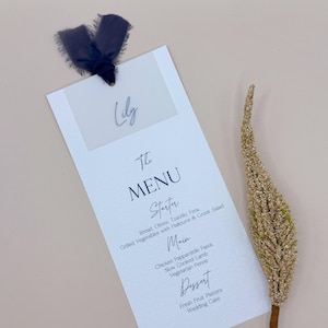 Menu de mariage, Menu de mariage personnalisé, Carte avec marque-place, Menu élégant, Plaques nominatives, Menu bleu marine avec ruban, Service de table