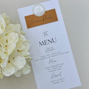 Menu weselne, spersonalizowane menu weselne, karta menu z wizytówką, szczegóły wesela, etykiety z imionami, pomarańczowe menu z pieczęcią woskową, nakrycie stołu
