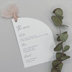 Tarjetas de menú de boda en color rosa, tarjetas de menú modernas, menú elegante arqueado, menú de boda con caligrafía