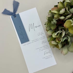 Elegantes Hochzeitsmenü mit Namensschild und Schleife – Minimalistische Tischkarte für die Hochzeit | Personalisierte Tischdekoration | Blaue Tischkarte