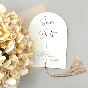 Tarjeta de invitación con borla y diseño de arco: elegante anuncio de boda minimalista / Diseño neutro moderno / Impreso