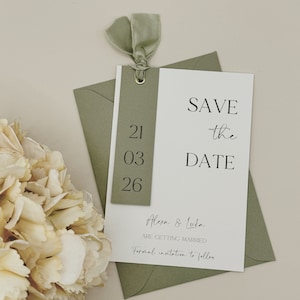 Cartão Save the Date Verde-sálvia | Anúncio de casamento minimalista com etiqueta e fita | Caligrafia moderna | Cartão de convite personalizado para 2026