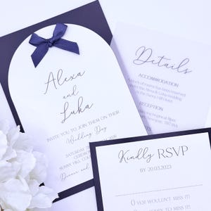 Marine Hochzeitseinladung, Blaue Hochzeitseinladung, Schleife Hochzeitseinladung Bündel, Hochzeitseinladung und Umschlag, Modern, Elegant, QR Code