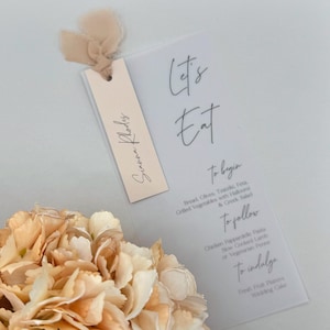 Tarjeta de menú de boda "Let's Eat" con etiqueta para el nombre del invitado - Menú minimalista en vitela - Decoración moderna y personalizada para la mesa de boda