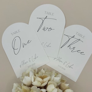 Numeri da tavolo ad arco per matrimoni – Segnali da tavolo stampati minimalisti – Elegante e moderno display per posti a sedere con carattere corsivo