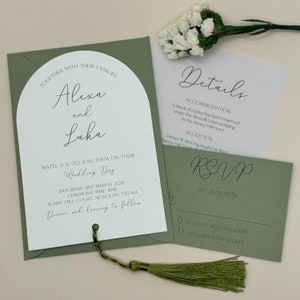 Salbeigrün Hochzeitseinladungs-Set, Pergamentgewölbte Einladung, Quaste Hochzeit einladen Bündel, Hochzeitseinladung und Umschlag, QR-Code