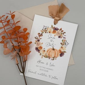 秋のカボチャのSave the Dateカード | 素朴な秋の結婚式招待状 | テラコッタ＆オレンジのウェディングステーショナリー