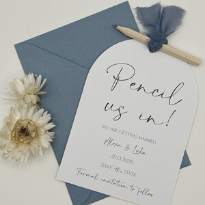 Bleistift Us In Save The Date, Außer den Datumskarten, Außer den Daten Rustikal, blaues Band, einfache Einladung, minimalistisch