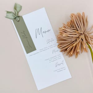 Saliegroene bruiloftsmenukaart met naamplaatje gast – minimalistische elegante tafelsetting | Op maat bedrukt | Modern briefpapier voor bruiloften