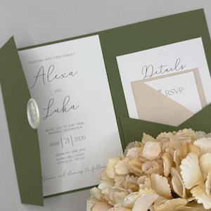 Salbeigrünes Pocketfold Hochzeitseinladungs-Set - Elegantes minimalistisches Set mit Antwortkarte & Antwortkarte | Formelle Hochzeitsstation