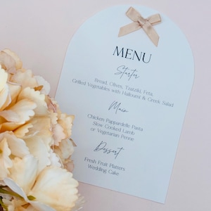 Gewölbte Hochzeitsmenükarte mit Schleife - Elegantes minimalistisches Menü für den Hochzeitsempfang - Individuell bedrucktes Tischdekorationsdekor
