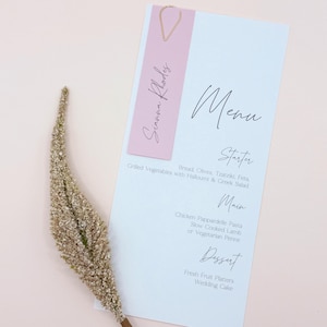 Personalisiertes Hochzeitsmenü mit Rosa Namensschild – Minimal Modernes Menü mit Goldklammer – Hochzeitstisch Briefpapier