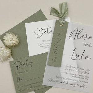Saliegroene trouwkaartset – minimalistische moderne suite met kaart met reactie en details | Elegant schrift | Gedrukt