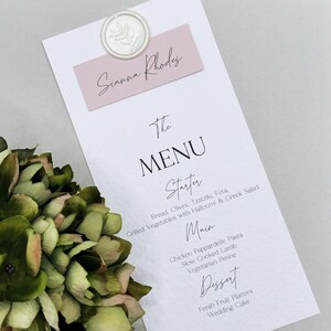 Menú de boda personalizado con etiqueta para el nombre del invitado / Tarjeta de menú de boda ruborizada con sello de cera / Papelería de recepción minimalista / Diseño de mesa elegante