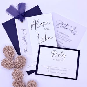 Elegantes dunkelblaues Hochzeitseinladungs-Set mit Satinband - Elegante, individuell bedruckte Hochzeitseinladung mit Antwortkarte und Info-Karte