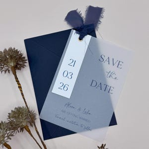 Tarjetas para guardar la fecha en azul marino, tarjetas para guardar la fecha, tarjetas rústicas para guardar la fecha, invitaciones de boda minimalistas, tarjetas sencillas para guardar la fecha