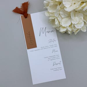 Menù matrimonio arancione, menù matrimonio personalizzato, menù con segnaposto, dettagli matrimonio, cartellini con nome, apparecchiatura tavolo