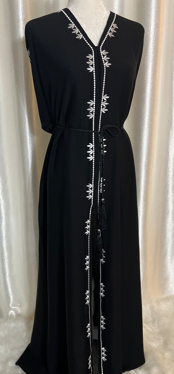 Black Open Abaya | Kimono | Dubai Style Abaya | White Embroidered Sleeve with Belt | Black Scarf