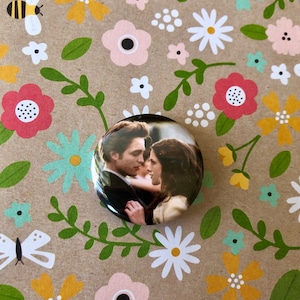 Bouton Bella Swan et Edward Cullen inspiré de Twilight de 1,25 pouce ! Épinglette / Bouton fait main / Vampire / Film / Romance / Accessoire mignon