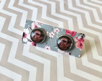 Jurassic Park inspirierte Ian Malcolm Ohrringe! Ohrstecker / Silber Ohrringe / Dinosaurier / Jeff Goldblum / Einzigartiger Schmuck / Ohrclips