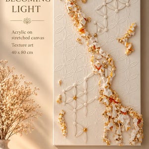 Peut inclure: Une peinture acrylique texturée rectangulaire sur toile tendue intitulée BECOMING LIGHT, mesurant 40 x 80 cm. L'œuvre présente un motif géométrique blanc avec des accents dorés et un relief vertical central de texture blanche et feuille d'or.
