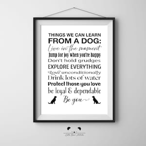 Könnte beinhalten: Ein gerahmter Schwarz-Weiß-Druck mit dem Text "THINGS WE CAN LEARN FROM A DOG" und anderen inspirierenden Sätzen. Der Druck enthält Silhouetten von Hunden und ist zum Aufhängen an der Wand bestimmt.