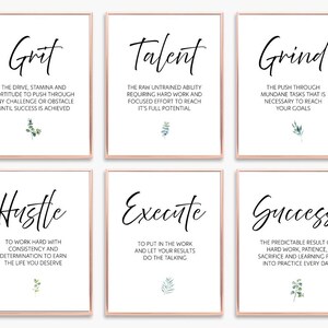 Op de afbeelding: Zes afdrukbare wandkunstprints met witte achtergronden en zwarte tekst. Elke print bevat een motiverend woord en de definitie ervan. De woorden zijn Grit, Talent, Grind, Hustle, Execute en Success. Elke print heeft een klein groen bloemmotief in de rechterbenedenhoek.