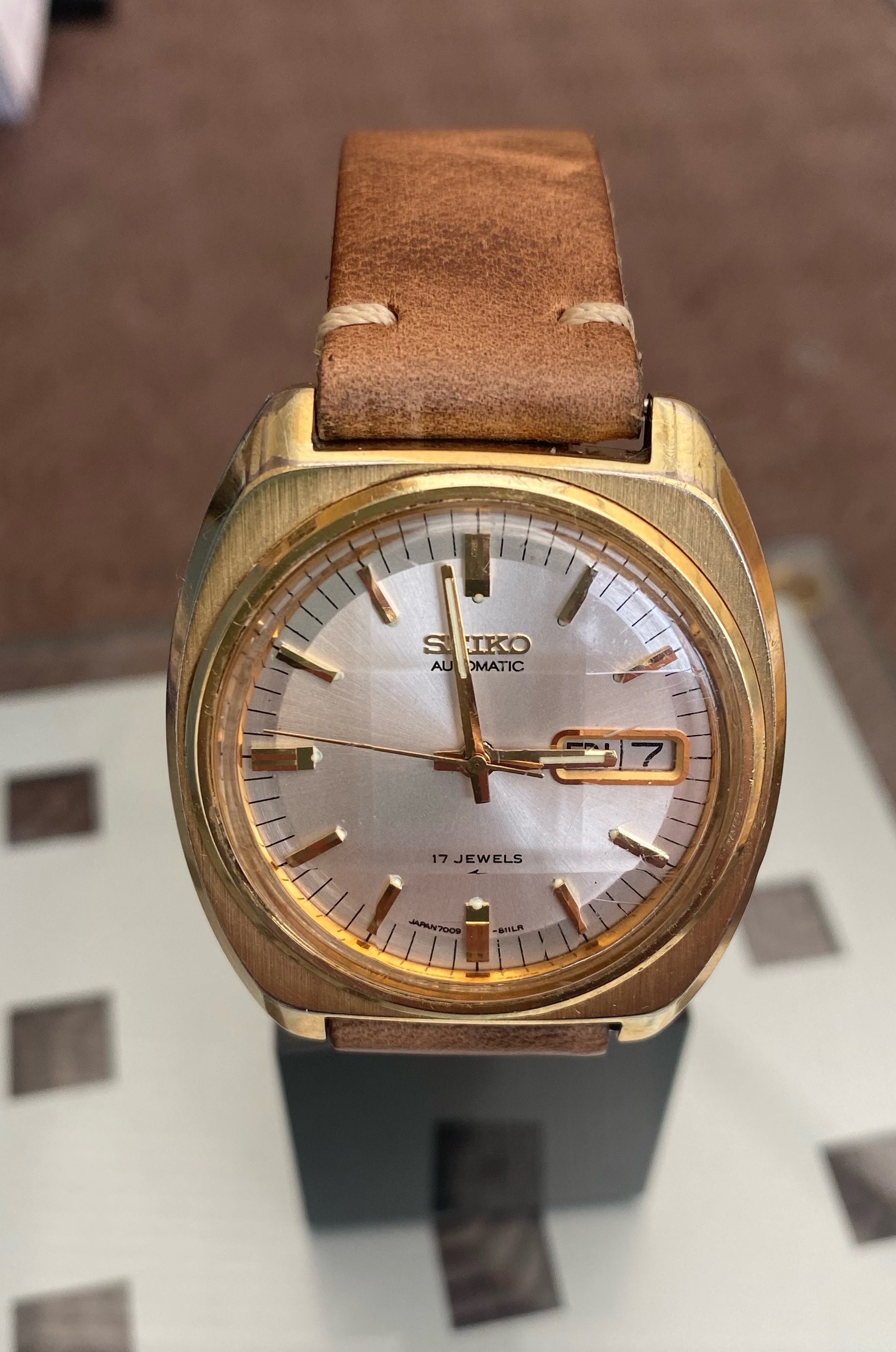 Vintage 1980's Seiko Automatic Watch 7009-811LR - 17 Jewels Vintage 1980's Seiko Automatic Watch 7009-811LR - 17 Jewels
