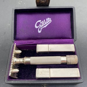 Superb Vintage 1909/10 “Standard” Old Type Safety Shaver Set with Booklet