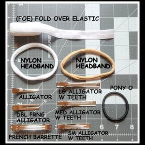 Puede incluir: Una colecci&oacute;n de accesorios para el cabello que incluye el&aacute;stico blanco plegable, dos diademas de nailon, una goma de pelo negra y varias pinzas de cocodrilo y una horquilla francesa. La imagen tambi&eacute;n incluye etiquetas de texto para cada art&iacute;culo.