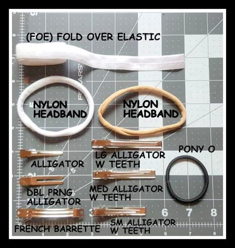 Puede incluir: Una colecci&oacute;n de accesorios para el cabello que incluye el&aacute;stico blanco plegable, dos diademas de nailon, una goma de pelo negra y varias pinzas de cocodrilo y una horquilla francesa. La imagen tambi&eacute;n incluye etiquetas de texto para cada art&iacute;culo.