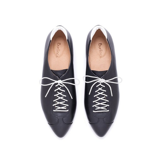 Femmes cuir chaussures, chaussures noires, noir et blanc, derbies, chaussures en cuir fait à la main par Burlinca. Modèle Alexander | Une Forte Résistance à Chaleur Et Résistant
Femmes cuir chaussures, chaussures noires, noir et blanc, derbies, chaussures chaussures chaussures en cuir fait à la main par Burlinca. Modèle Alexander | Une Forte Résistance à Chaleur Et Résistant
2e1540