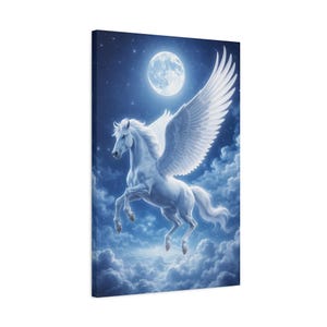 K&ouml;nnte beinhalten: Ein vertikaler Leinwanddruck, der ein wei&szlig;es gefl&uuml;geltes Pferd, einen Pegasus, im Flug vor einem dunkelblauen Nachthimmel zeigt. Ein heller Vollmond beleuchtet die Szene, umgeben von verstreuten Sternen und weichen, bauschigen Wolken unter dem Wesen.