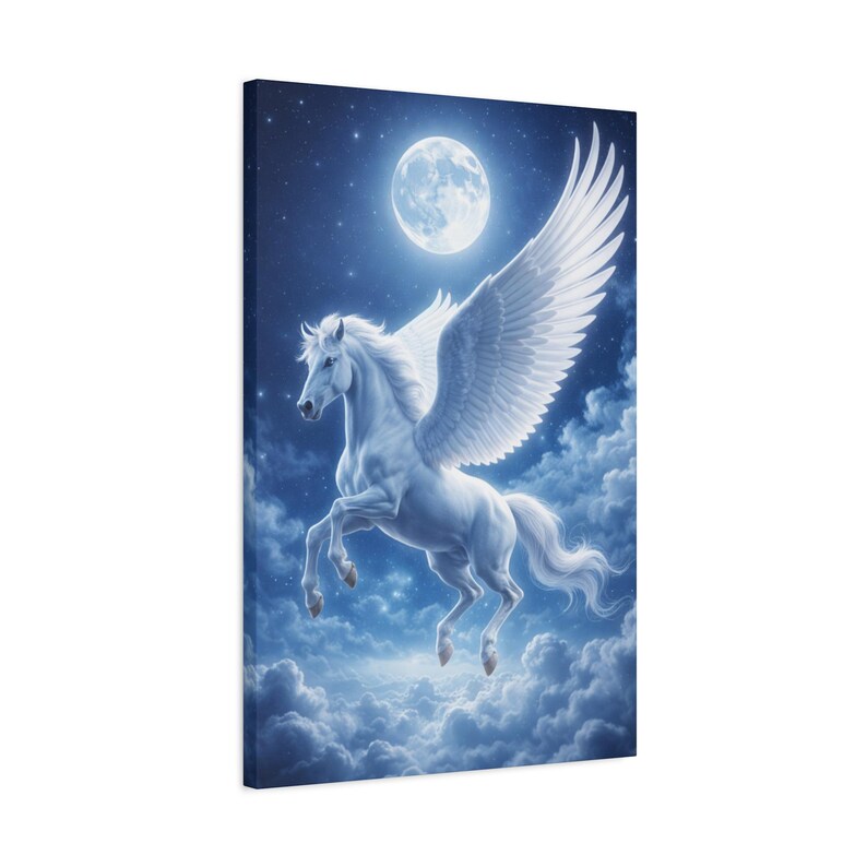 K&ouml;nnte beinhalten: Ein vertikaler Leinwanddruck, der ein wei&szlig;es gefl&uuml;geltes Pferd, einen Pegasus, im Flug vor einem dunkelblauen Nachthimmel zeigt. Ein heller Vollmond beleuchtet die Szene, umgeben von verstreuten Sternen und weichen, bauschigen Wolken unter dem Wesen.