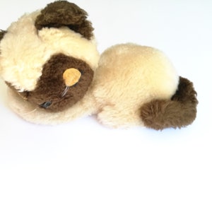 Dakin 1975 Siamese Sleeping Kitten, Curled Up Kitten, Dakin Bean Bags Stuffed Animal, Crushed Nut Shell Filling, 7 inches