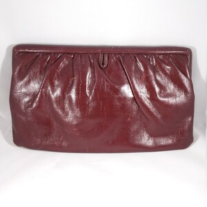Vintage Burgunder Kunstleder Tasche 1970er Jahre, Wandelbare Geldbörse Clutch oder Schultertasche, Kunstleder, Tageshandtasche, 1970er Jahre, Klassische 70er Farben