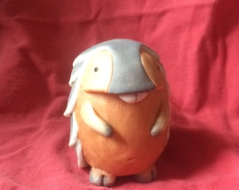 Polymeer klei schepsel 'MoleMadillo' door LesserBeings