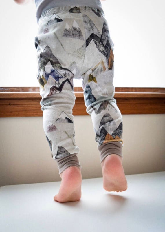 Leggings para bebés pequeños: montañas neutras pantalones | Etsy España