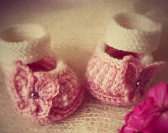 Hand knitted pink and white woolen newborn baby girl booties/ Newborn booties/ Baby slippers/ Length 8 cm (3.1")/ Ready to ship