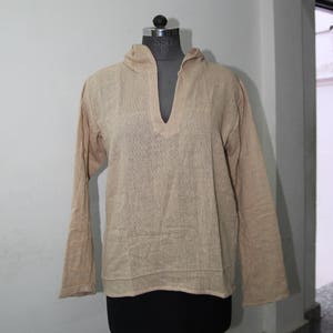 Op de afbeelding: Een beige longsleeve shirt met een v-hals en een capuchon. Het shirt is op een mannequin.