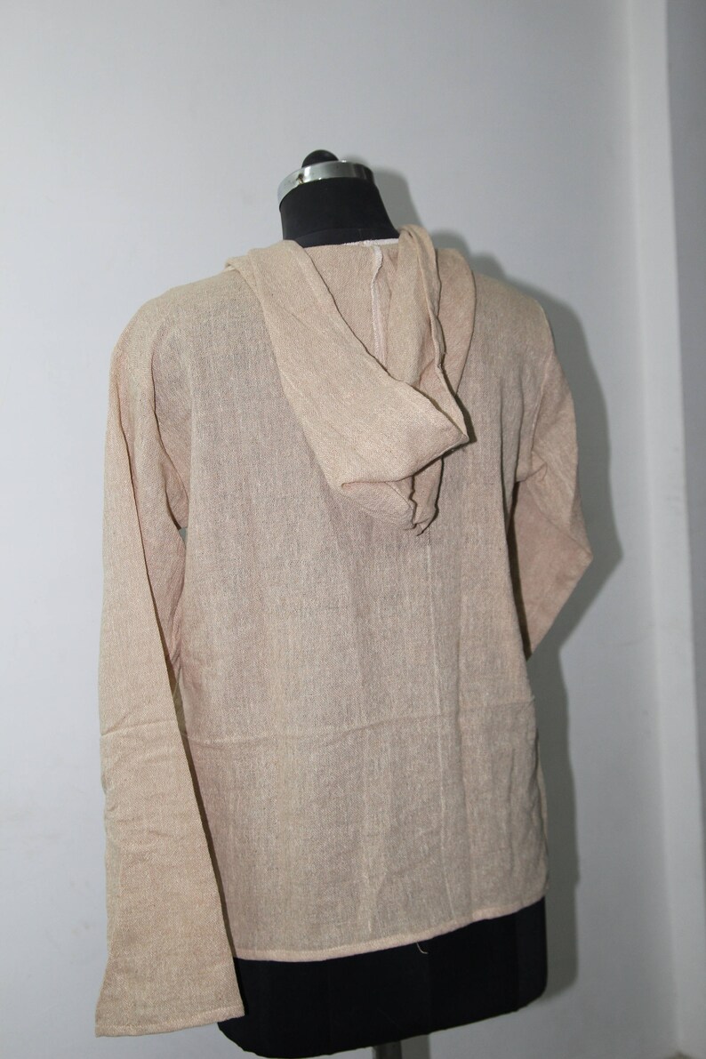 Op de afbeelding: Een beige longsleeve met capuchon en een losse pasvorm. Het shirt is gemaakt van een zachte, lichte stof.