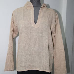 Op de afbeelding: Een beige longsleeve shirt met een v-hals en een capuchon. Het shirt is gemaakt van een lichtgewicht stof en heeft een ontspannen pasvorm.