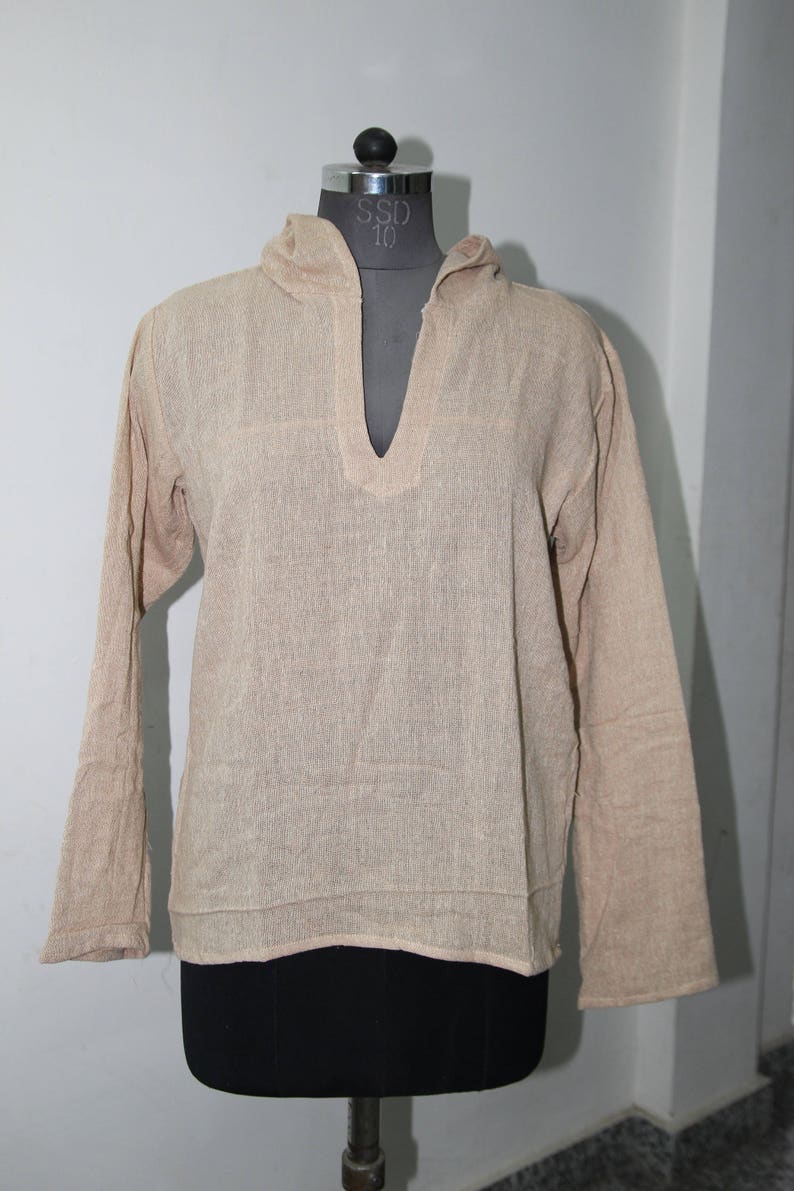 Op de afbeelding: Een beige longsleeve shirt met een v-hals en een capuchon. Het shirt is gemaakt van een lichtgewicht stof en heeft een ontspannen pasvorm.