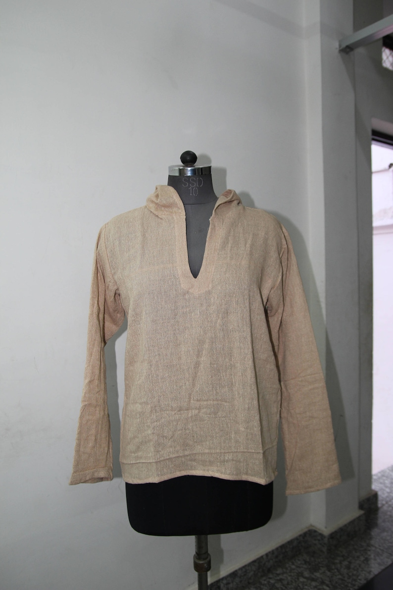 Op de afbeelding: Een beige longsleeve shirt met een v-hals en een capuchon. Het shirt is op een mannequin.
