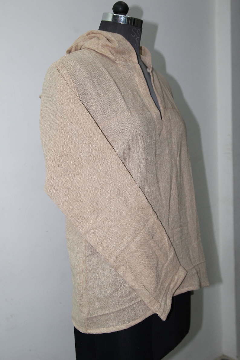 Op de afbeelding: Een beige langarm shirt met capuchon, V-hals en een losse pasvorm.